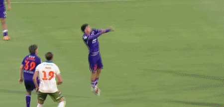 沙巴体育-半场：珀斯光荣1-1布里斯班狮吼，塔加特破门，克里斯-朗点射